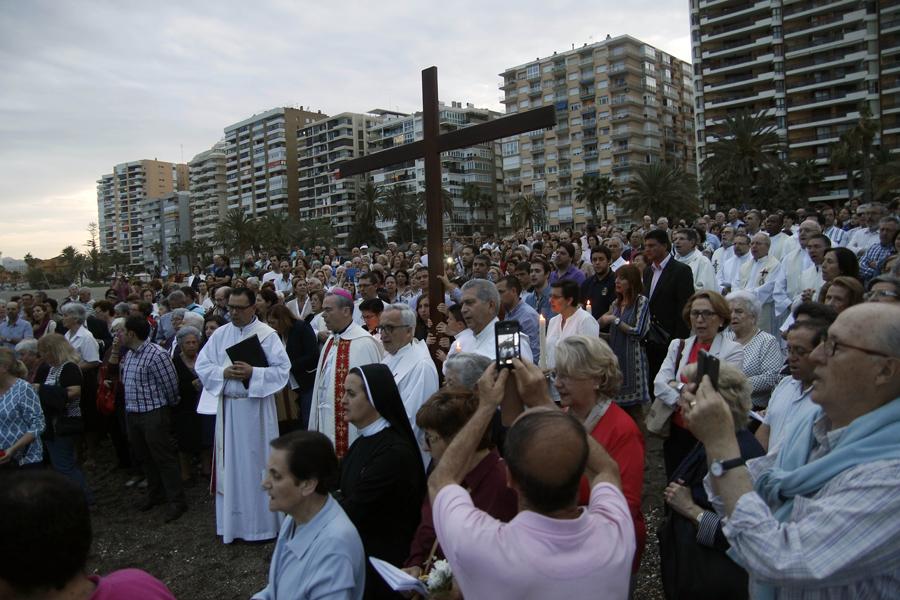 Un millar de malagueños ora por los emigrantes