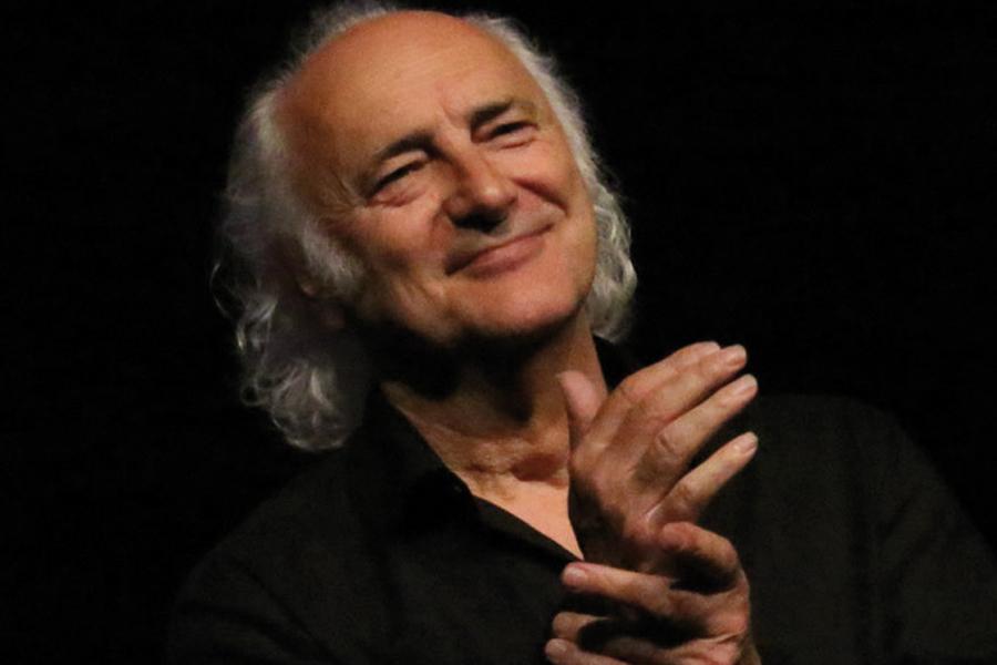 "La Voz Descalza" de Amancio Prada llena Ars Málaga