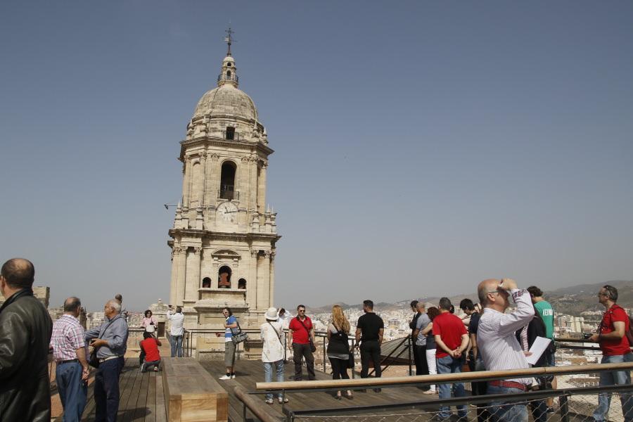 Visitantes en las cubiertas de la Catedral