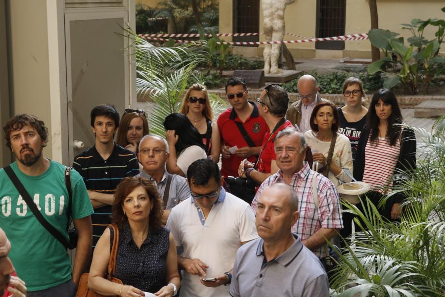 Grupo esperando para subir a las cubiertas