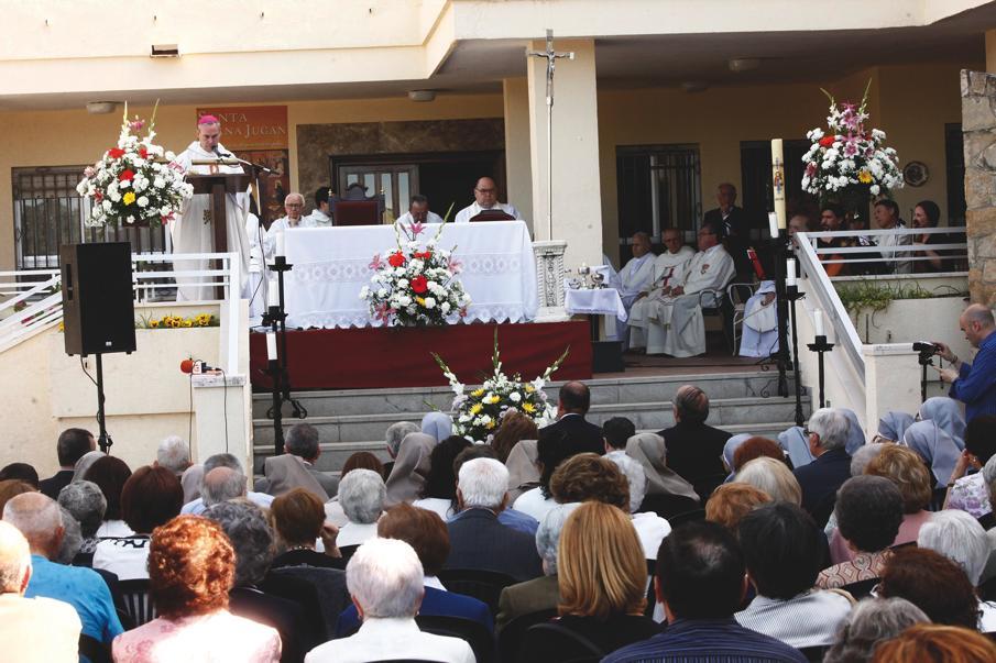 Momento de la Eucaristía de acción de gracias por las Hermanitas de los Pobres (Antequera)