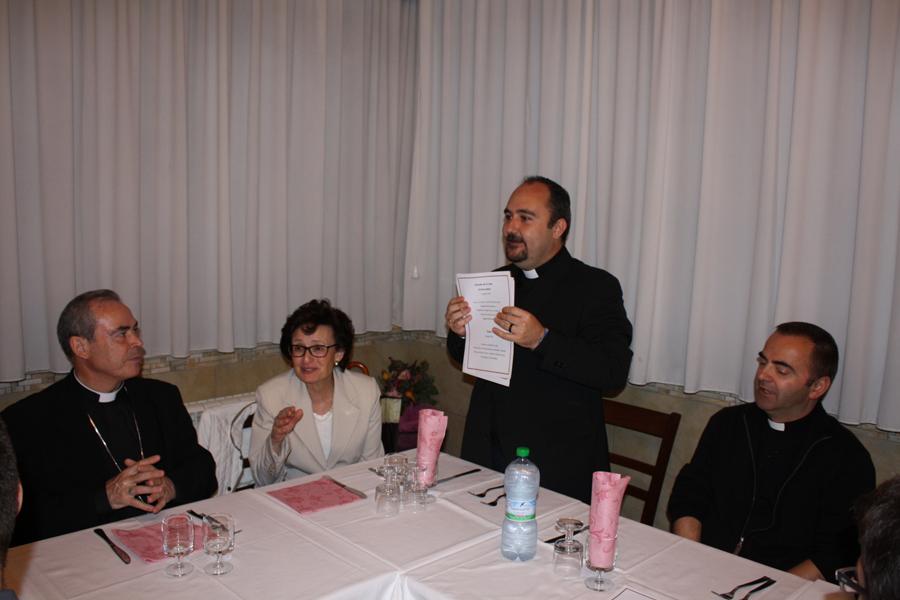 Emilio López junto a la directora de la tesis, Nuria Calduch, el Obispo de Málaga y el rector del Colegio Español, José San José