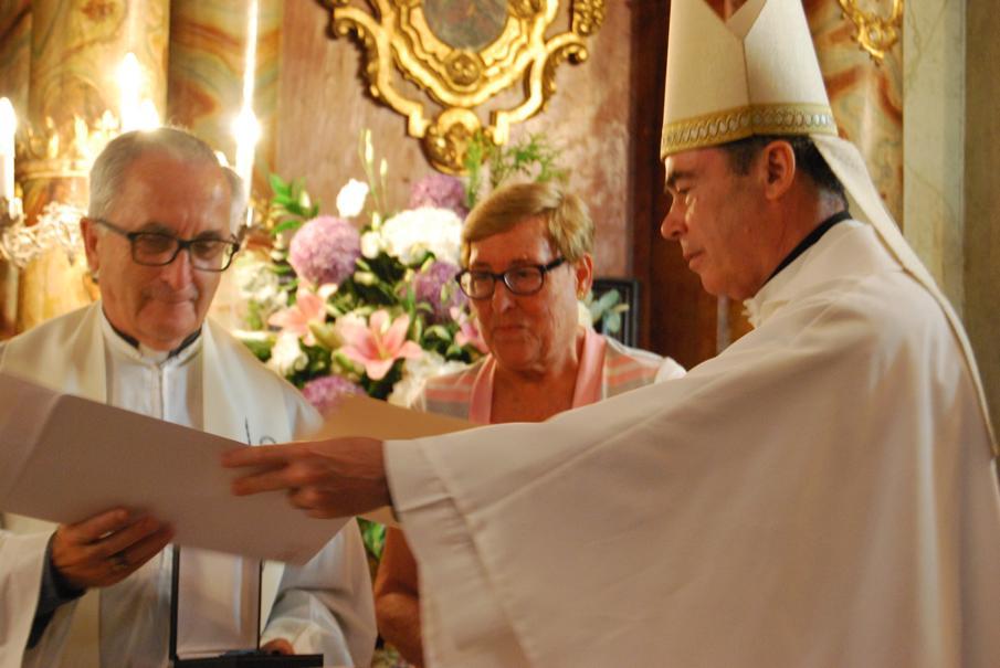 El Sr. Obispo D. Jesús Catalá, otorga la medalla "Pro Ecclesia Malacitana" a Dolores Fernández