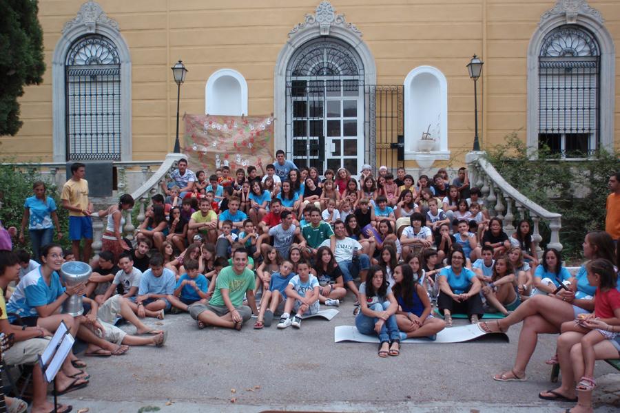 Jóvenes del Carmen en la Colonia Aliatar, en Loja