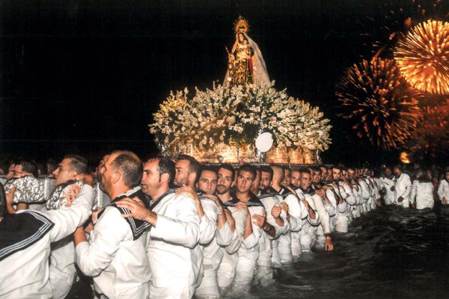 Procesión marítima con la imagen de la Virgen del Carmen, en Los Boliches