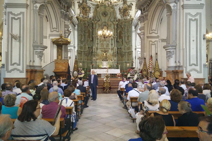Misa funeral por el sacerdote Manuel Pineda, en la parroquia de Santiago Apóstol