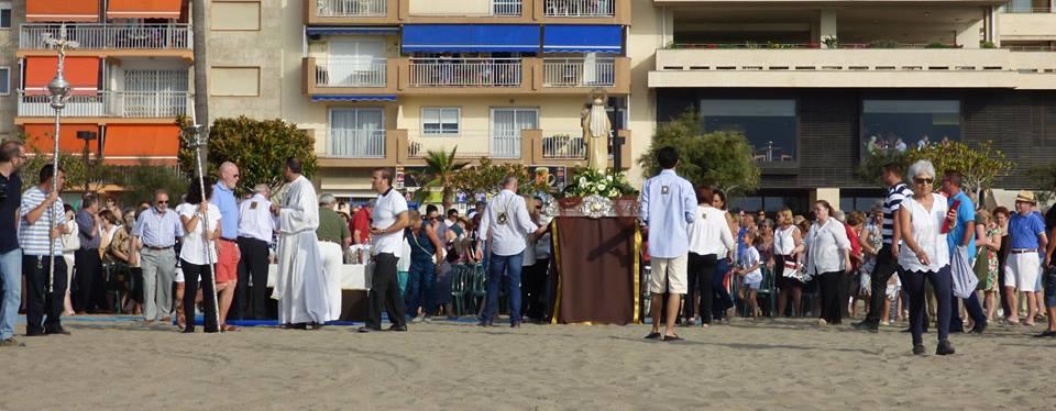 Rosario de la Aurora y misa celebrada en la playa el pasado 5 de julio