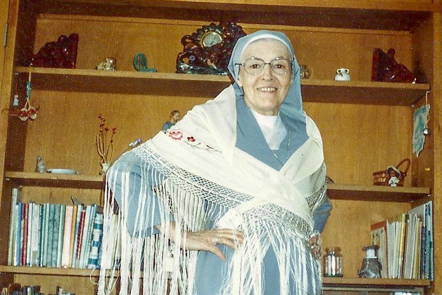 Victoria de la Cruz celebra sus 100 años luciendo un mantón