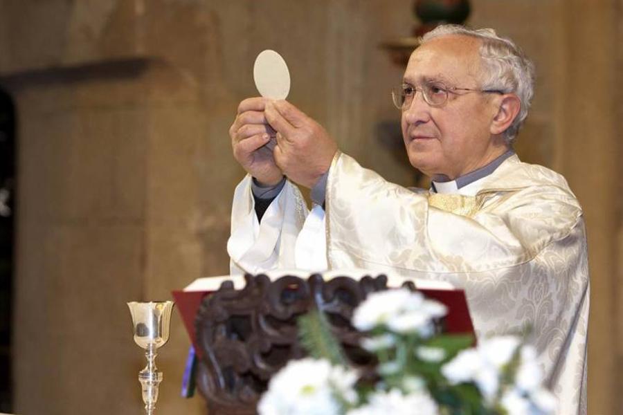 Un párroco cordobés fallece en la playa de Los Boliches de un infarto mientras se bañaba