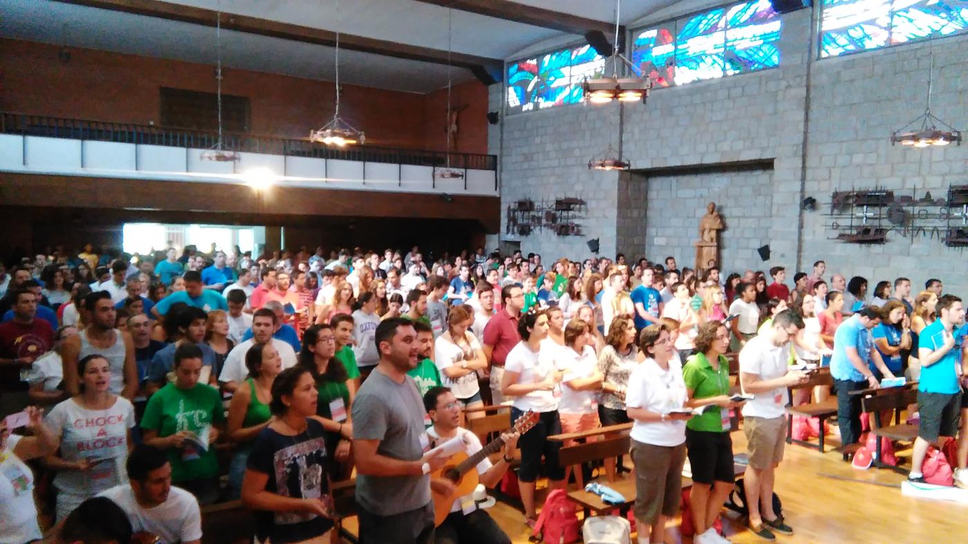 Jóvenes participando de una catequesis del Encuentro 
