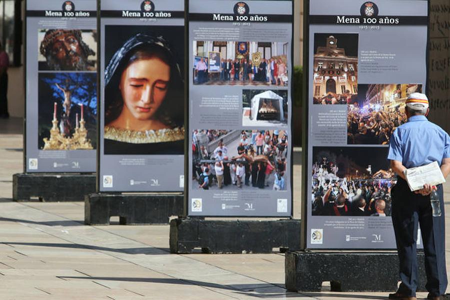 Exposición sobre el Cristo de Mena y la Virgen de la Soledad en la calle Alcazabilla