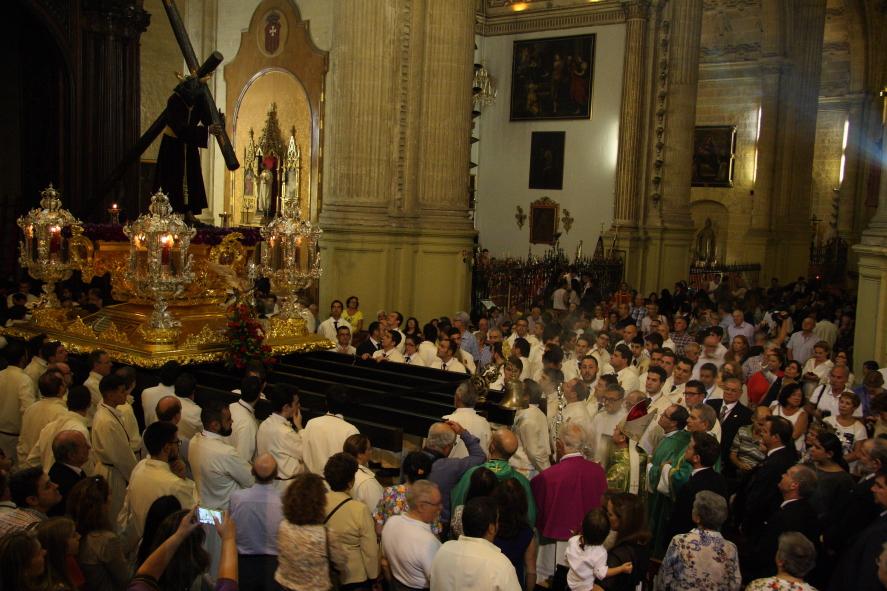 Entrada del Cristo de Viñeros a la Catedral. FOTO: M. ZAMORA