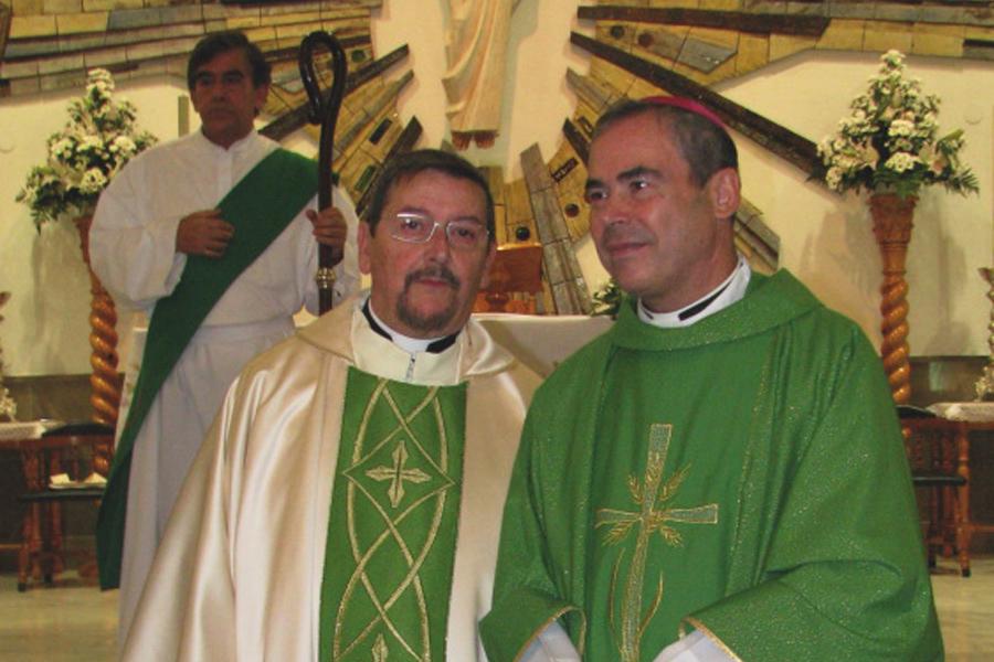 José María Ramos Villalobos, junto al Sr. Obispo, tras una celebración en su parroquia