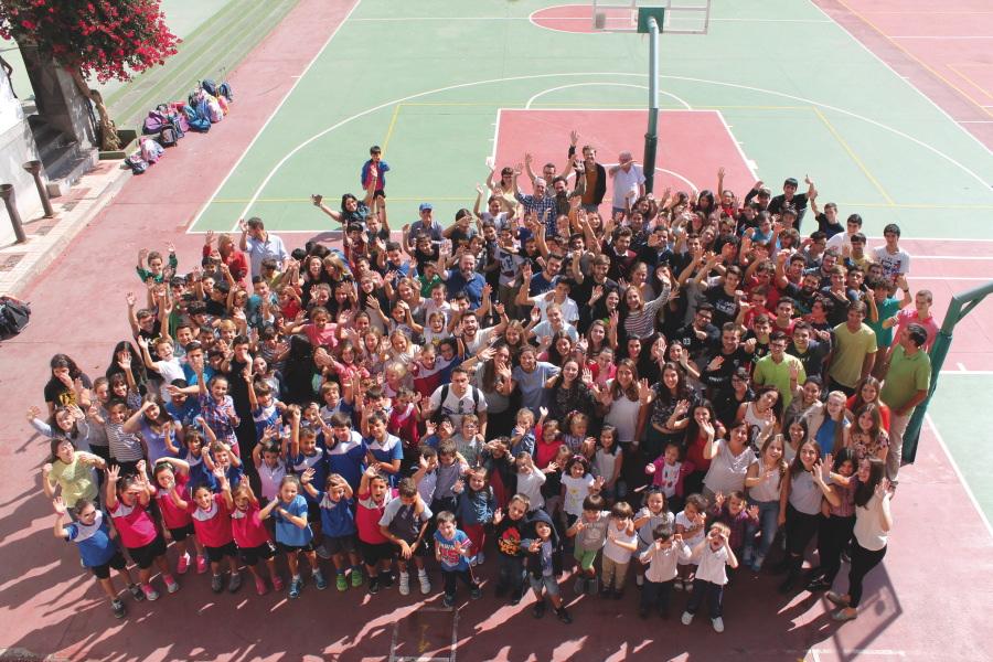 Hermanos maristas de Málaga junto a un grupo de profesores y alumnos