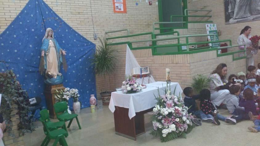 Alumnos junto a la Virgen Milagrosa