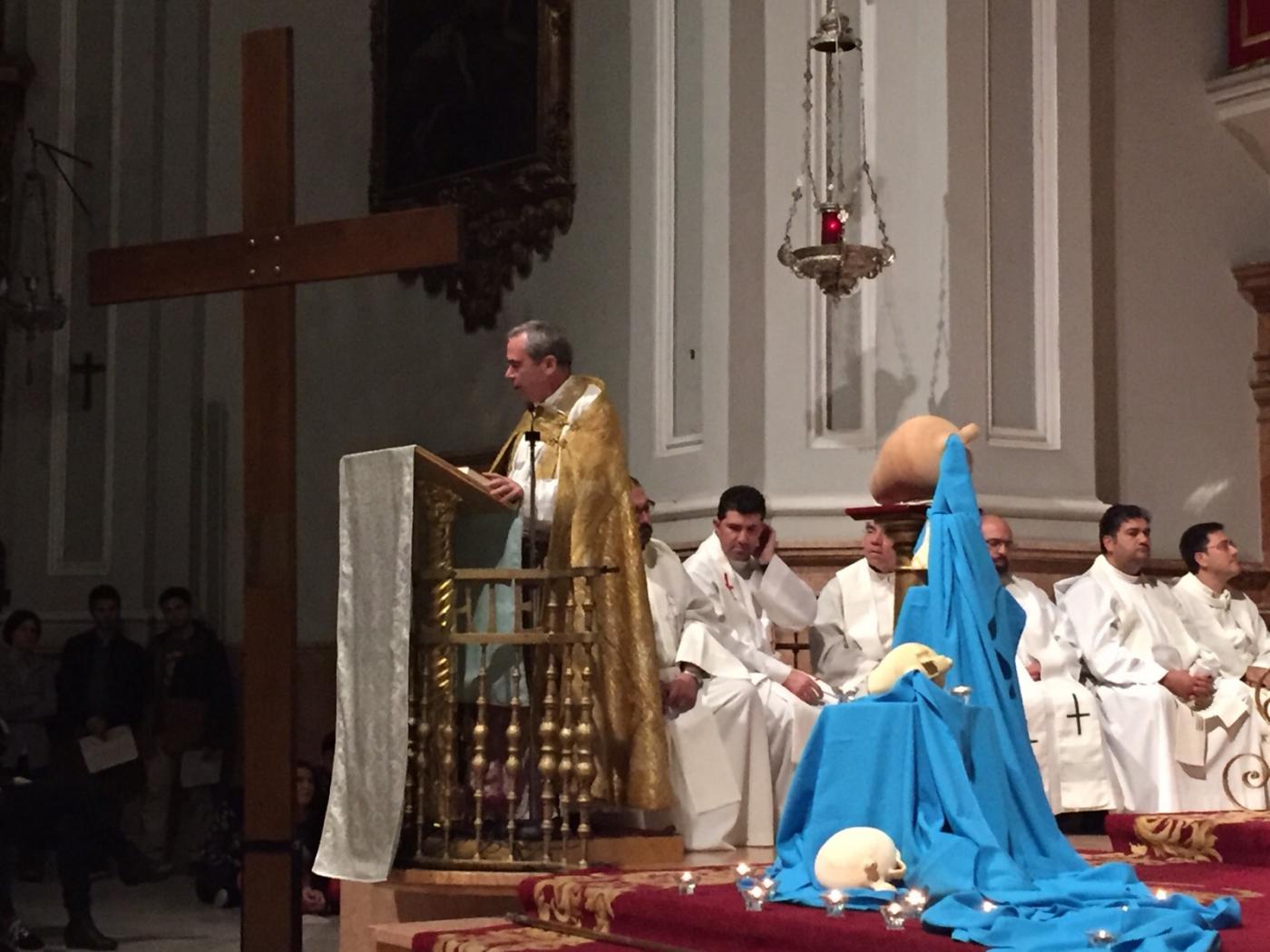 El Sr. Obispo ha presidido la Vigilia de la Inmaculada. FOTO: M. ARIAS