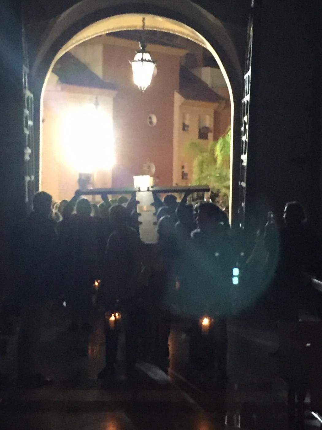 La cruz de la JMJ entrando en el Santuario. FOTO: M. ARIAS