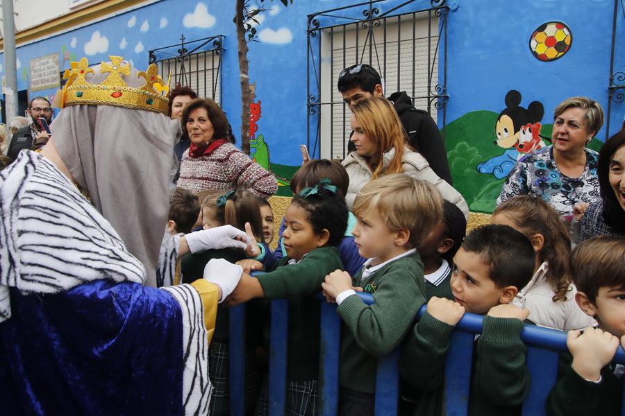 Los Reyes visitan a los niños de Virgen del Carmen