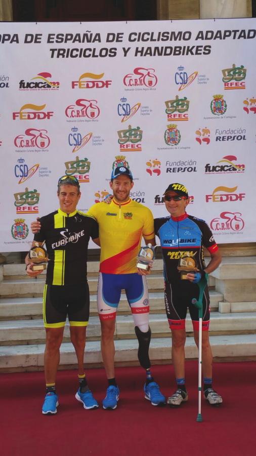 J. Enrique Carpena, primero de la izquierda, ganó el bronce en el campeonato de España en pista de ciclismo adaptado en la categoría C-4
