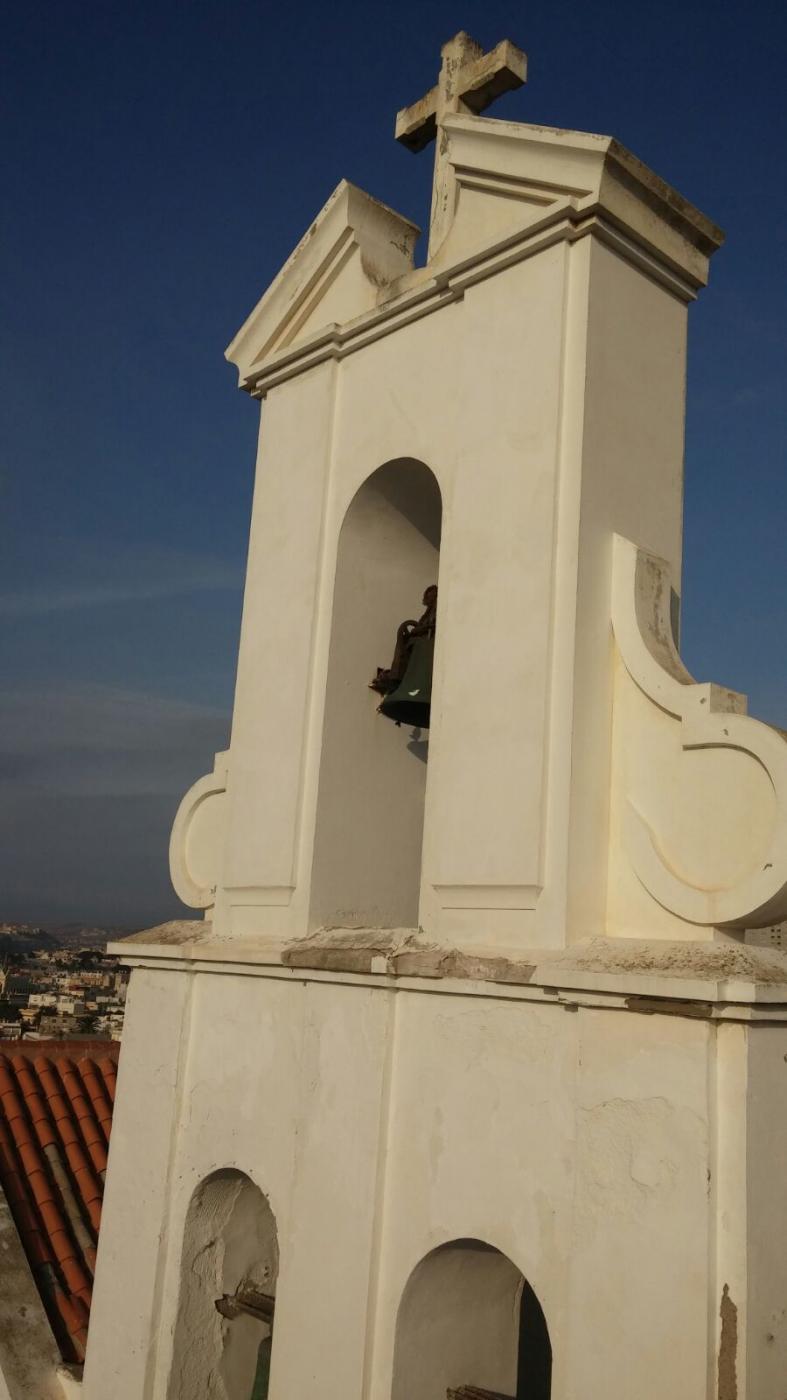 De la espadaña de la iglesia de la Purísima se ha desprendido un trozo de cornisa