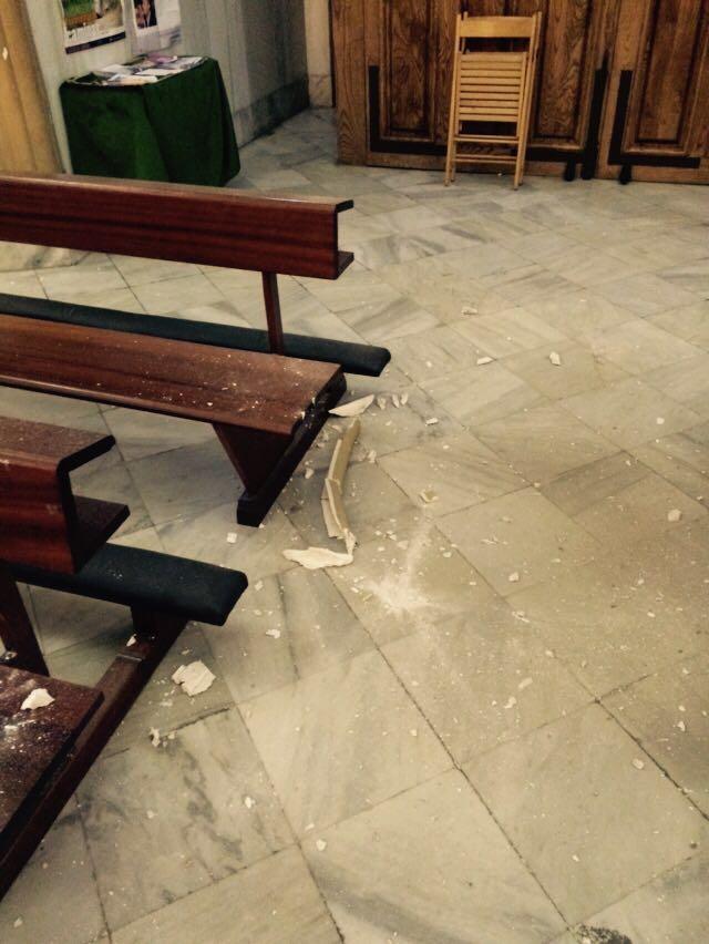 Cascotes sobre los bancos de la capilla castrense