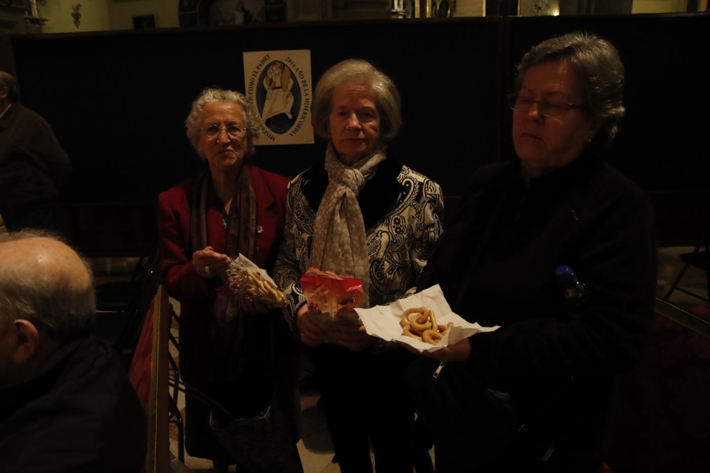 Fieles con los panes bendecidos