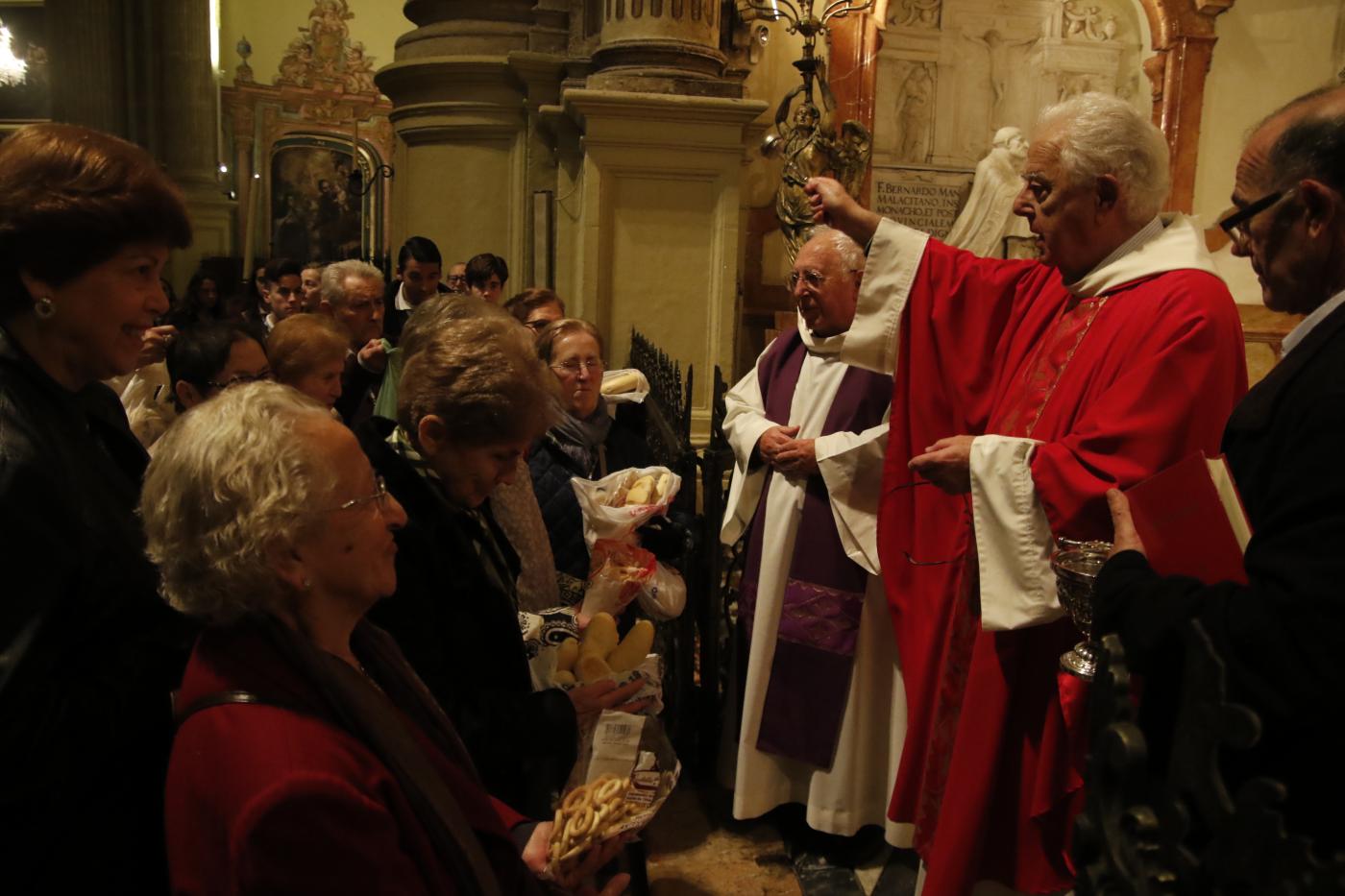 Bendición del pan tras la celebración Eucarística. AUTOR: S. FENOSA