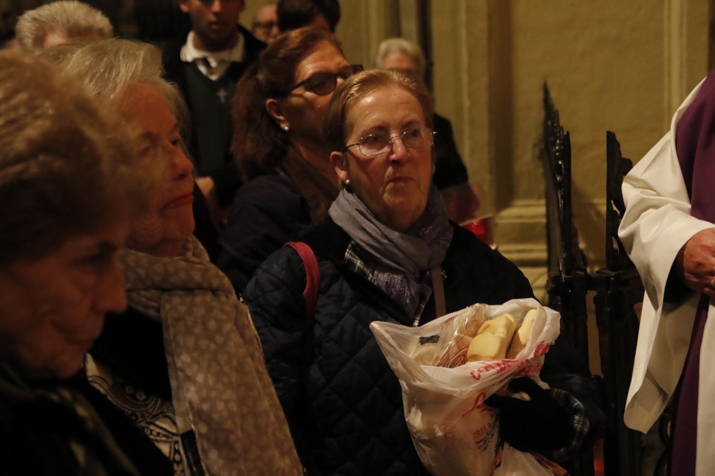 Fieles con los panes bendecidos