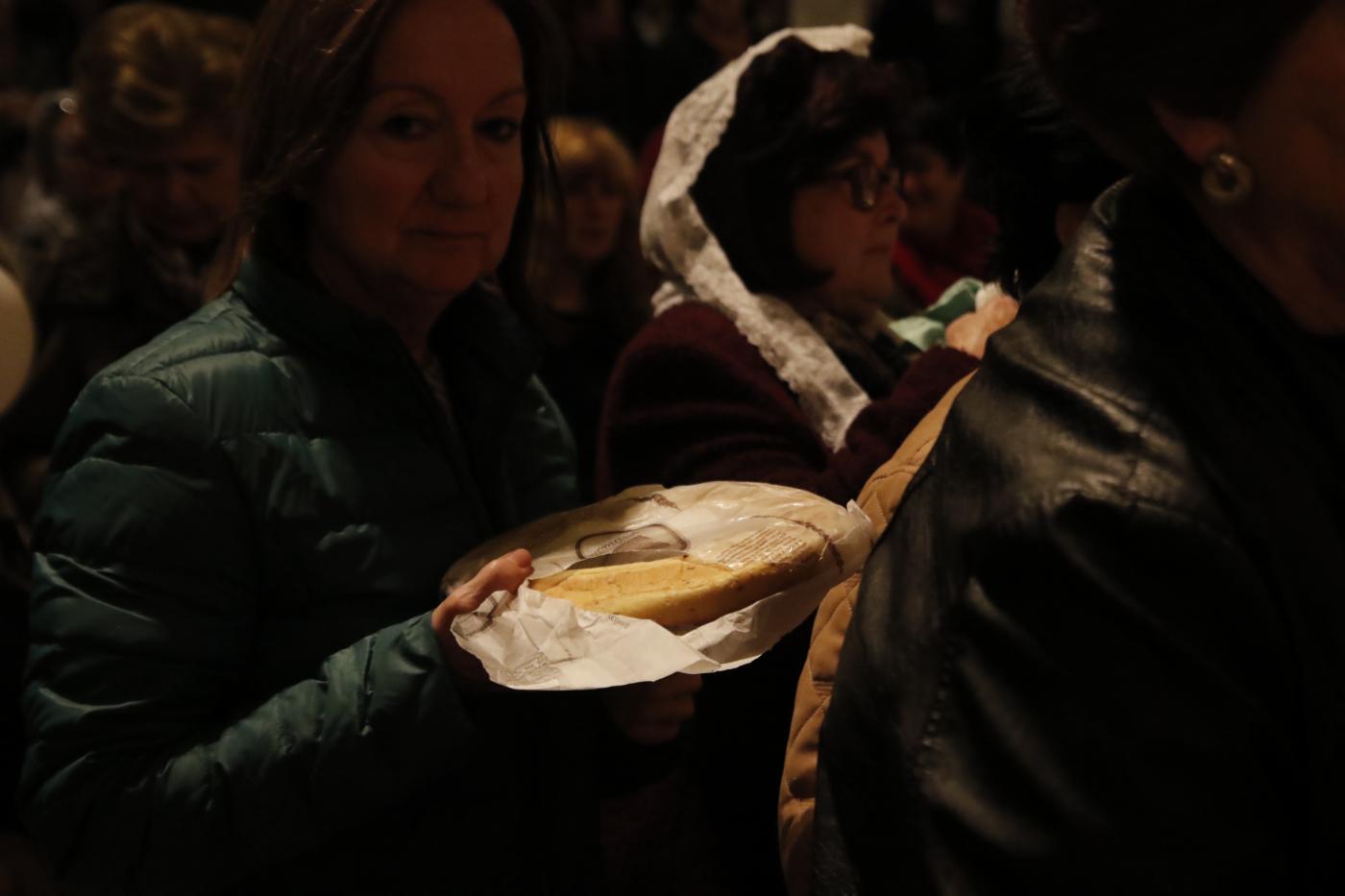 Fieles con los panes bendecidos