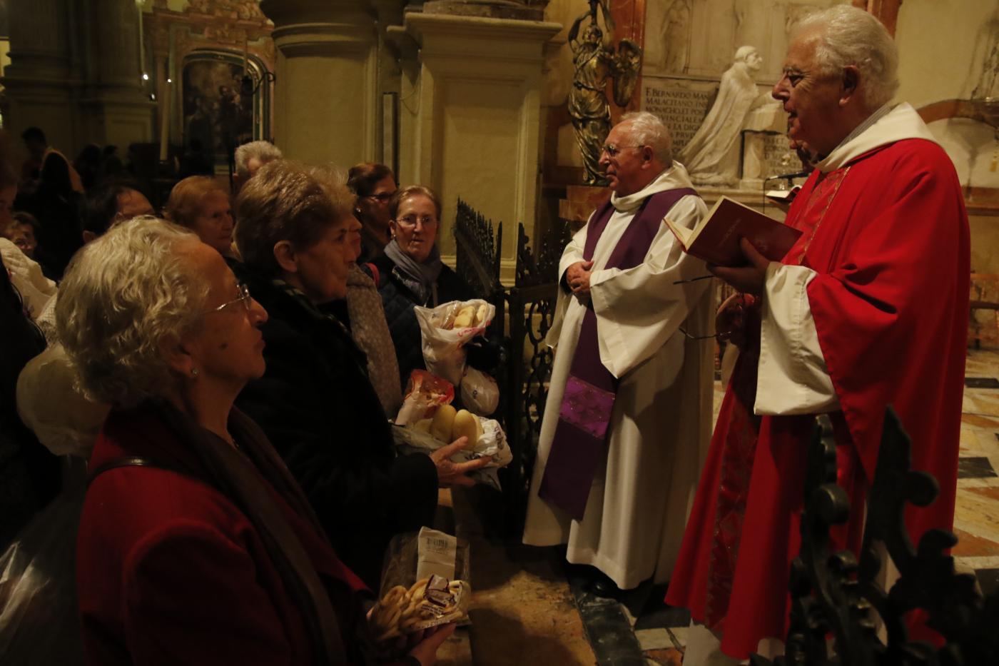 Bendición del pan tras la celebración Eucarística. AUTOR: S. FENOSA