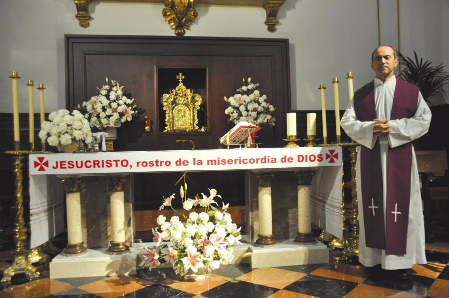 Alfonso Crespo, en el altar de su parroquia, San Pedro Apóstol de Málaga. AUTOR: V. FLORES
