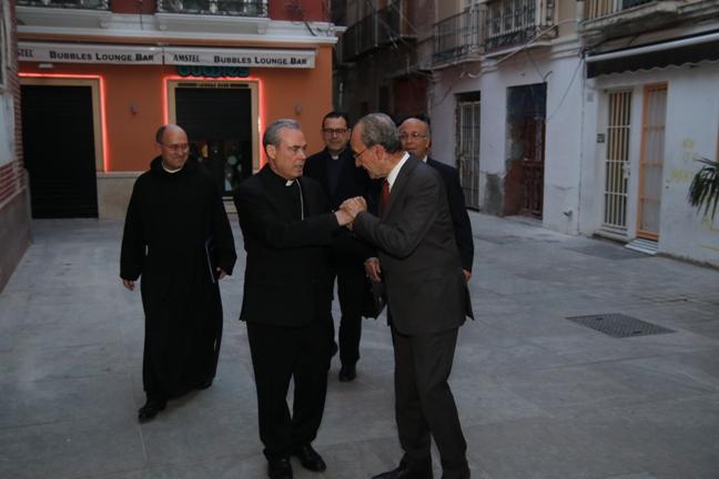 El obispo de Málaga junto al Alcalde y los hermanos de San Juan de Dios