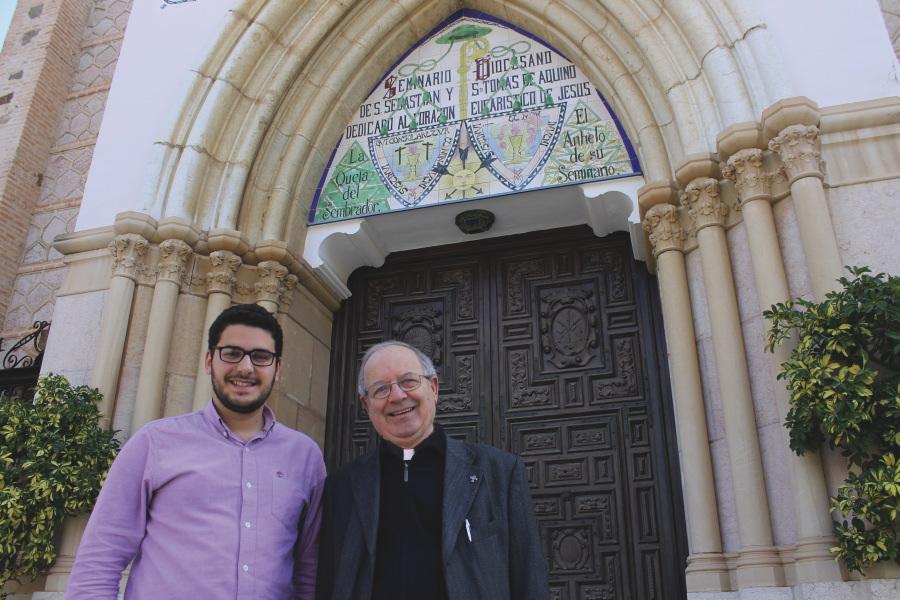 Los decanos del clero entrevistan a un seminarista