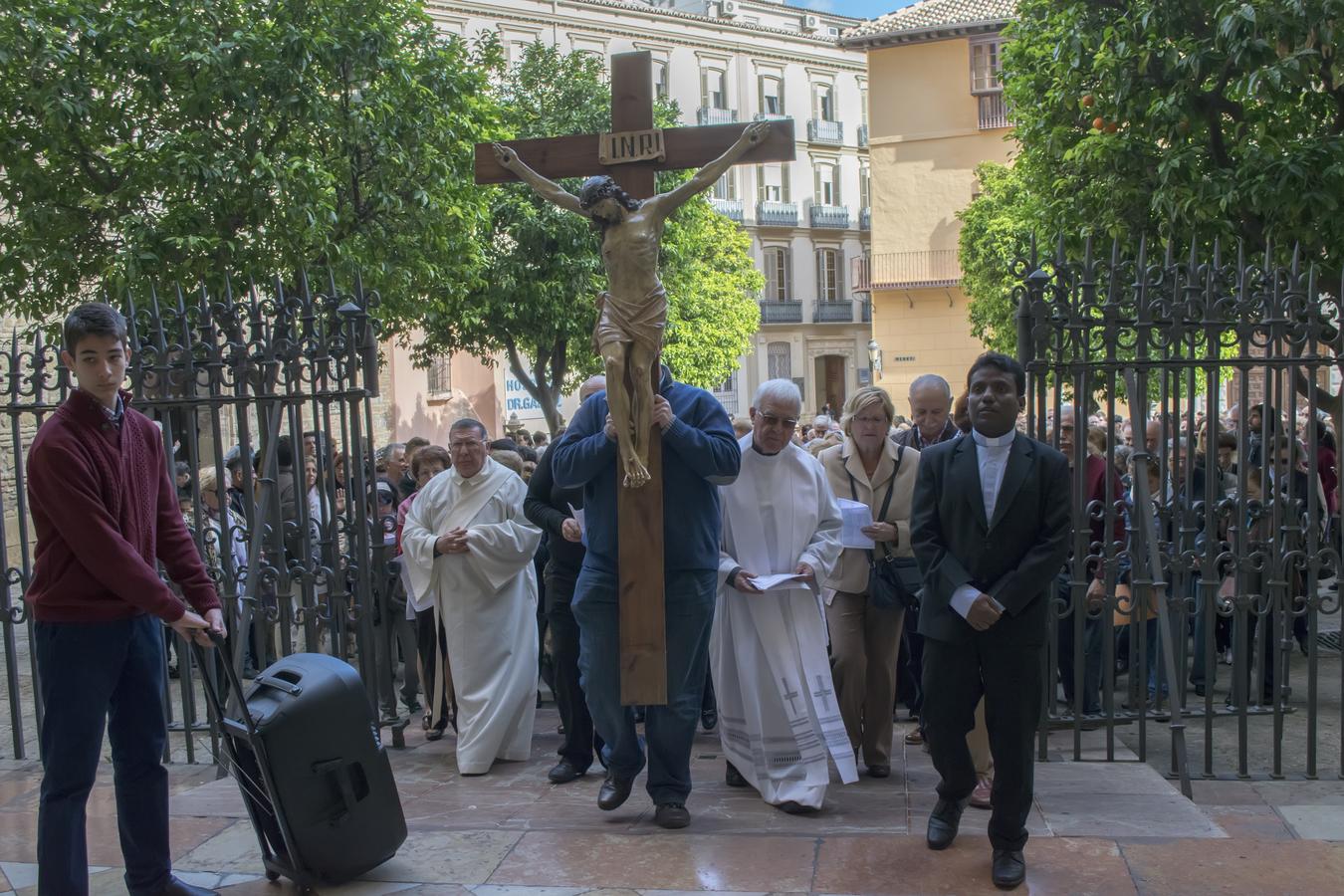 Oración en la puerta de la Catedral. FOTO: A. SERRANO