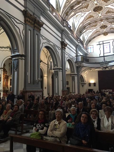 Fieles en la parroquia de San Juan