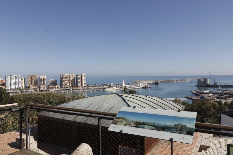 Vista del Paseo de la Farola desde las cubiertas de la Catedral