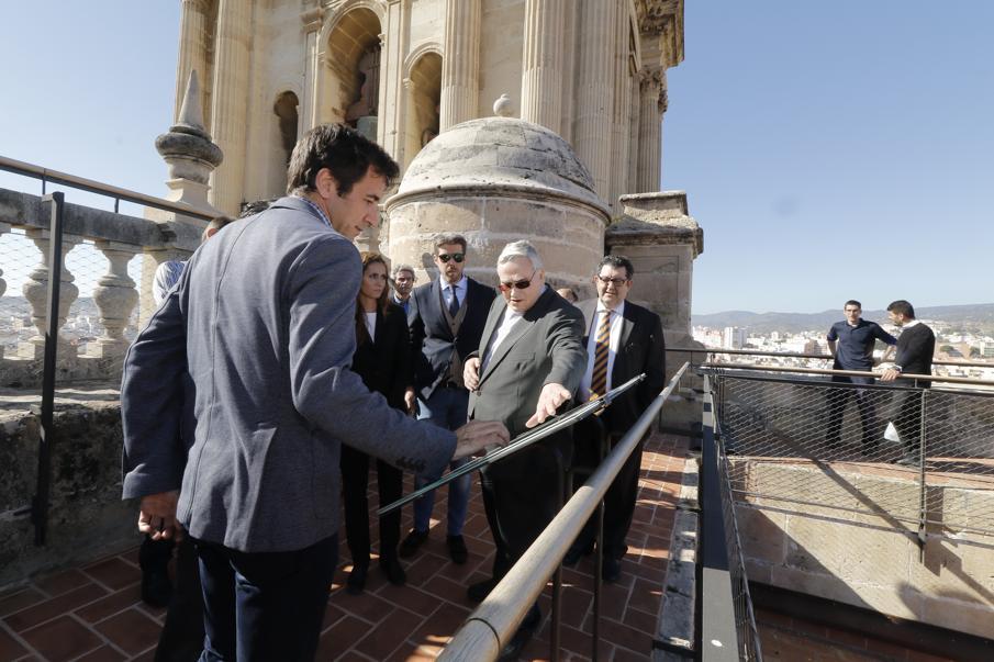 El arquitecto Juan Manuel Sánchez La Chica, en primer término, y el Deán, Alfonso Fernández-Casamayor, muestran uno de los paneles
