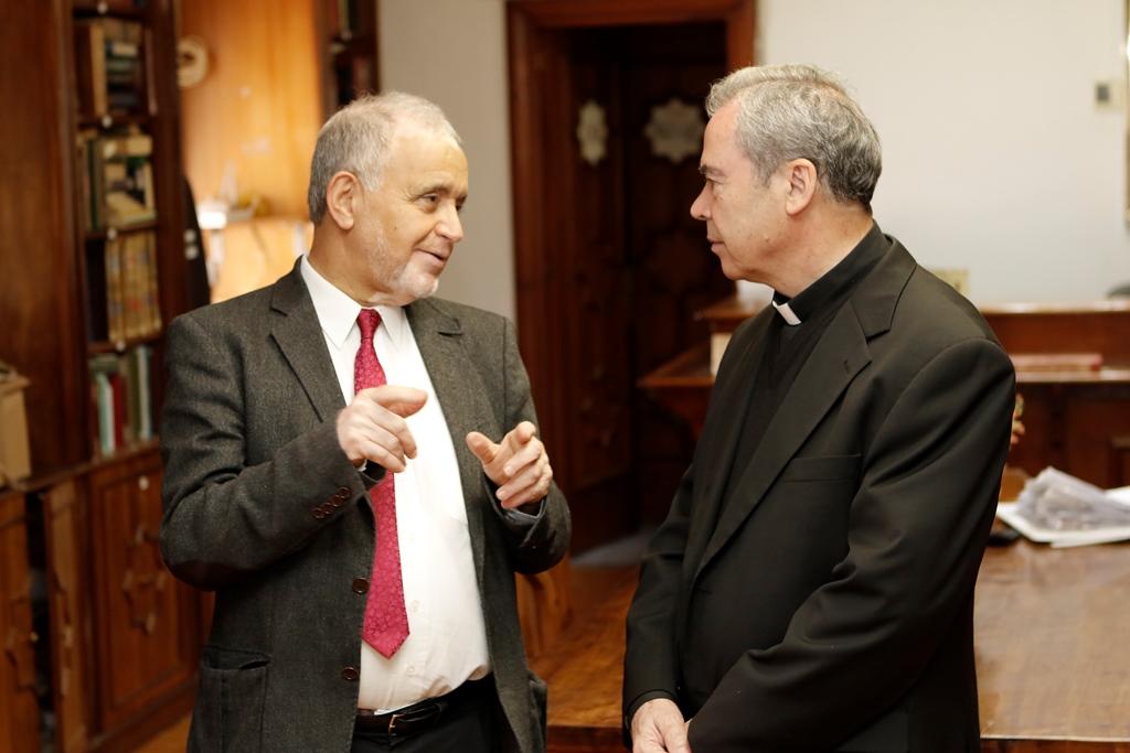 El obispo de Málaga, Jesús Catalá, conversa con el imán, Allal Ahmed Bachar, en la biblioteca de la Mezquita