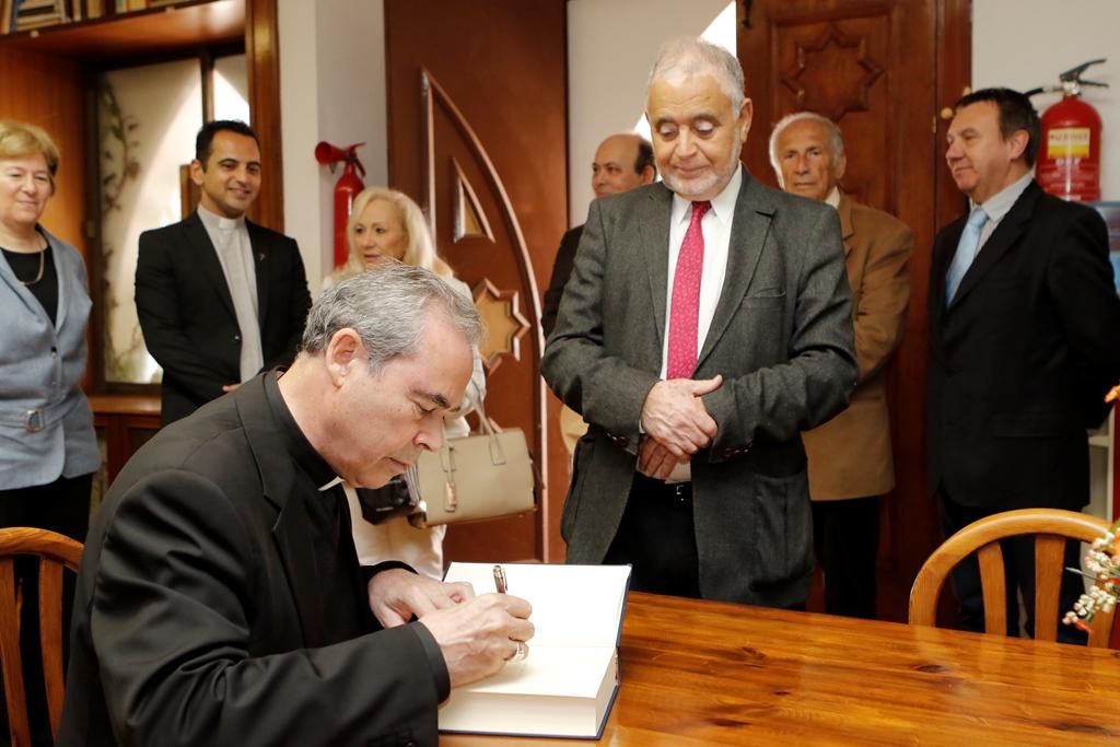 El obispo ha dedicado al imán un ejemplar de la Biblia recientemente editada por la Conferencia Episcopal