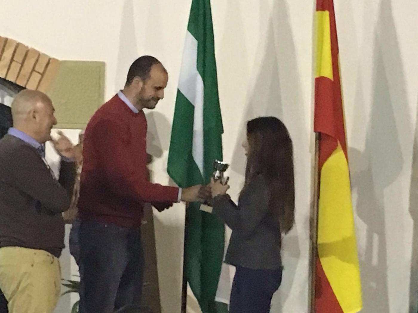 Carlos Jiménez entrega uno premio en la competición del colegio Sagrada Familia El Monte