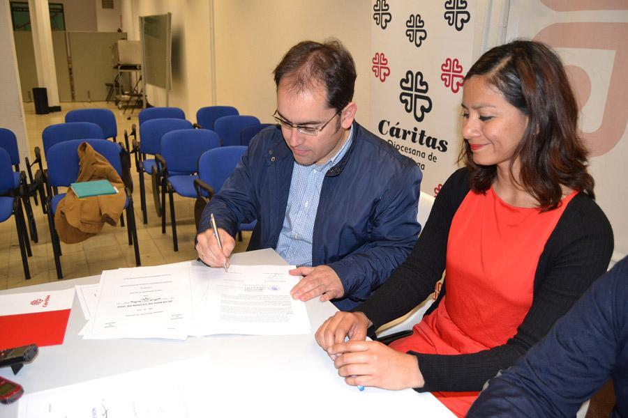 Firma del acuerdo para acoger refugiados con CEAR y ACCEM por parte de Fran Sánchez, director de Cáritas Diocesana de Málaga