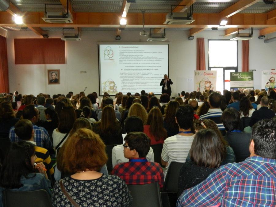 Pedro J. Bonilla se dirige a los participantes