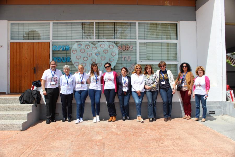 Equipo de profesores voluntarios de la organización junto a la delegada de Enseñanza