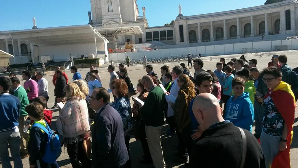 Grupo de peregrinos en la plaza del Santuario