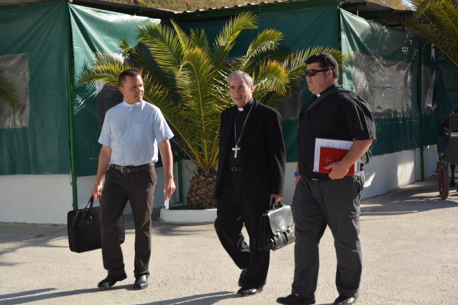 Los párrocos que sirven en las parroquias de Coín, Maiquel Hernández y José Amalio González acompañan al Sr. Obispo a su llegada