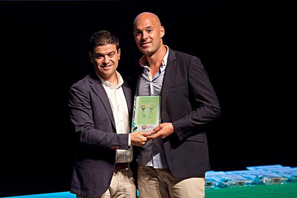 Clemente Blázquez, coordinador de la Escuela Deportiva, recibe el reconocimiento a la participación de los equipos de balonmano de la Escuela en la Liga Benjamín "Diputación de Málaga" 