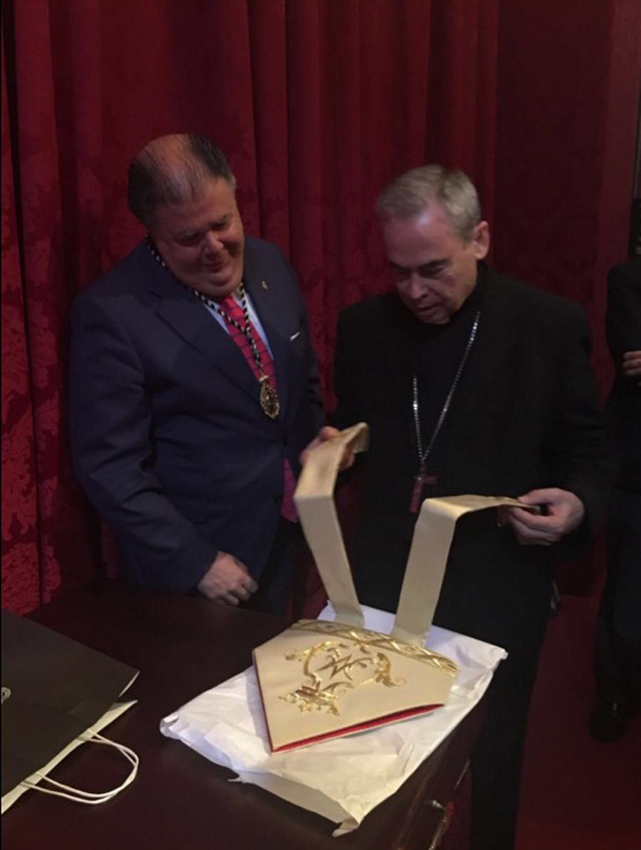 El Sr. Obispo visita a la Virgen de Mena en su capilla