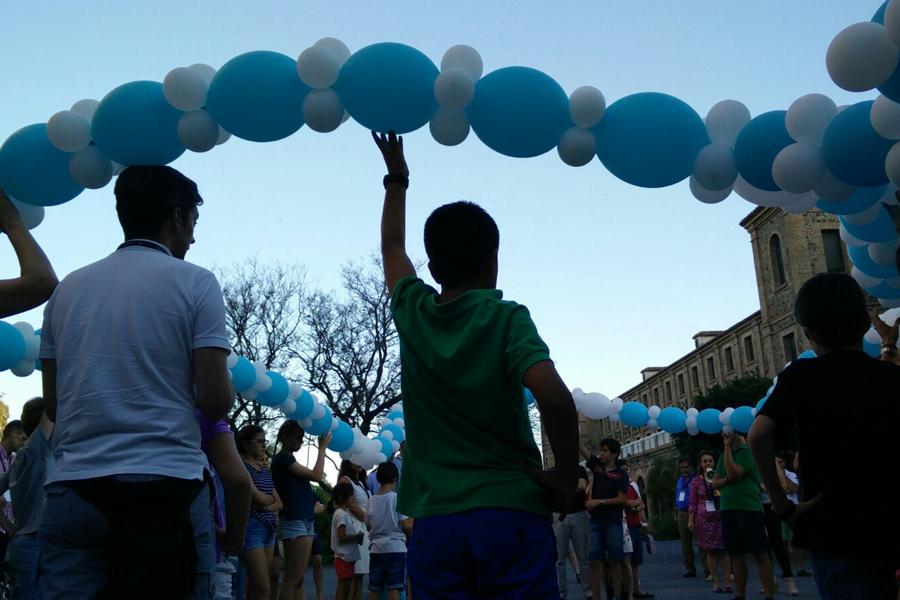 Los participantes lanzaron al aire un rosario de globos