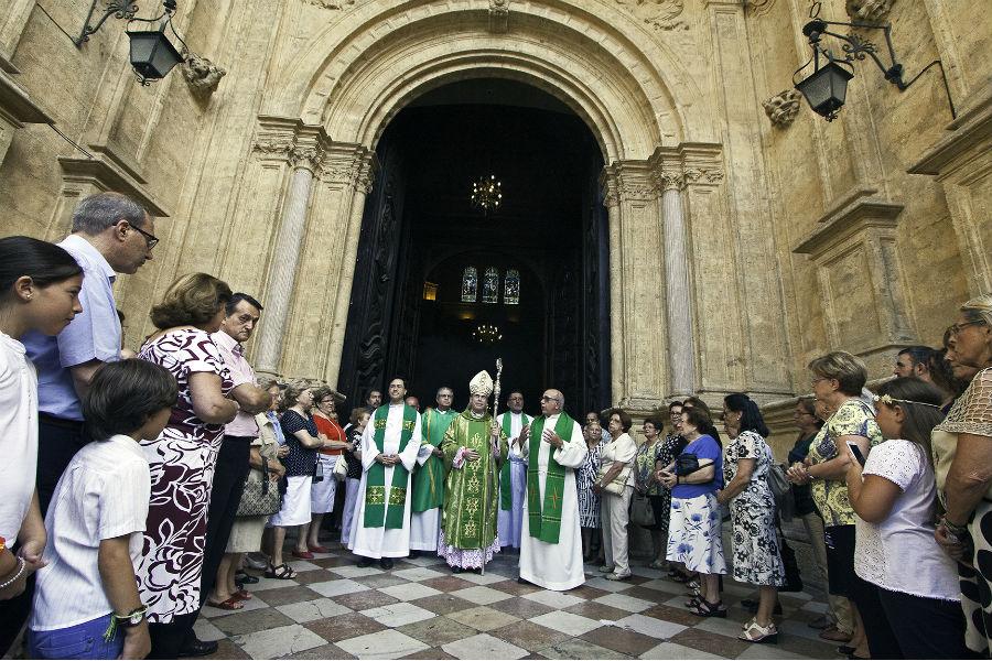 San Cayetano atraviesa la Puerta Santa de la Catedral