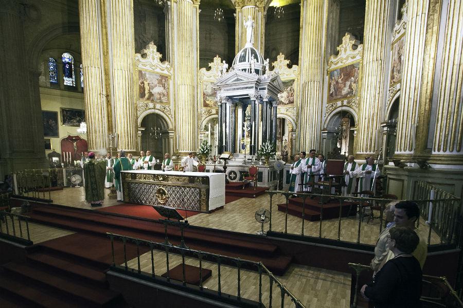 El arciprestazgo de San Cayetano atraviesa la Puerta Santa de la Catedral